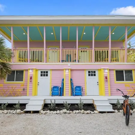 Charming Suite With Balcony And Bikes At Historic Sandpiper Inn Sanibel Exterior photo