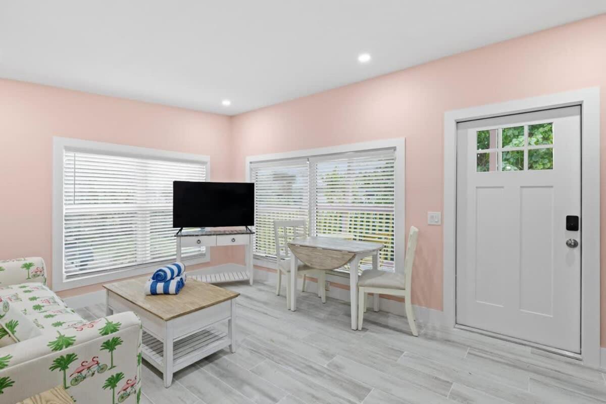 Charming With Balcony And Bikes At Historic Sandpiper Apartment *