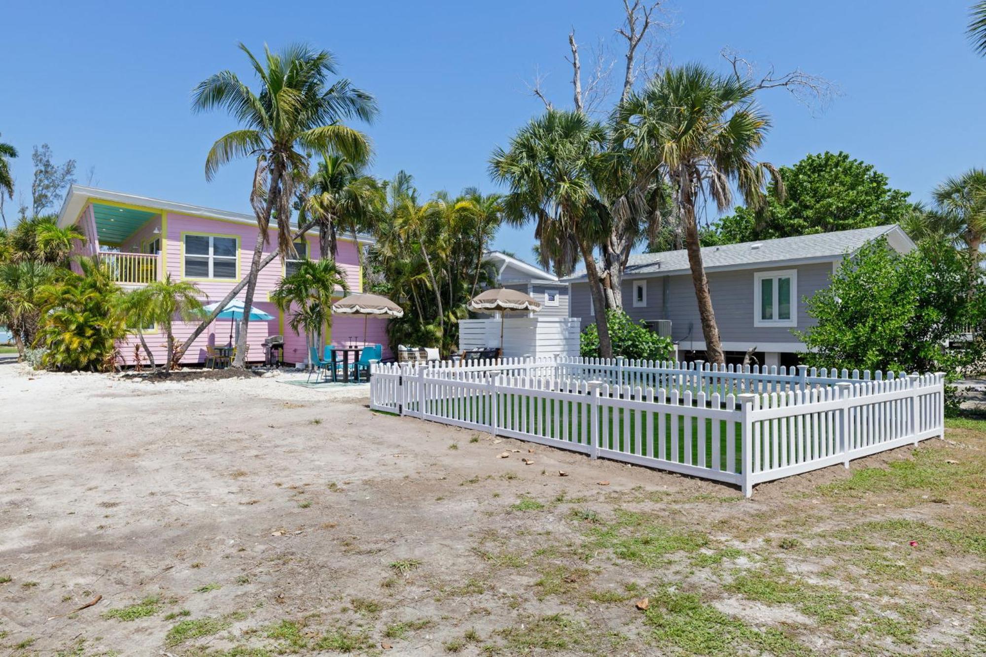 Charming With Balcony And Bikes At Historic Sandpiper Sanibel